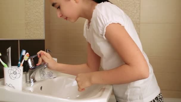Jong meisje haar gezicht wassen — Stockvideo