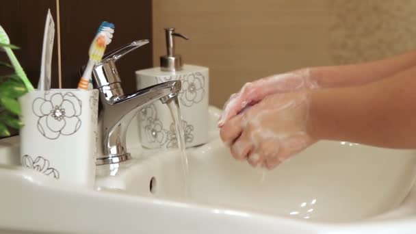 Kind wäscht sich im Badezimmer die Hände — Stockvideo