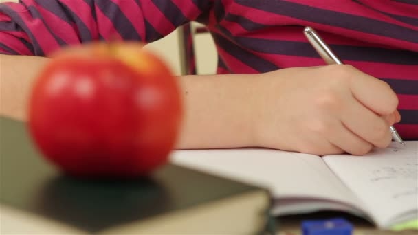 Colegiala haciendo su tarea — Vídeos de Stock