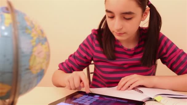 Школьница делает домашнюю работу с помощью цифрового планшета — стоковое видео