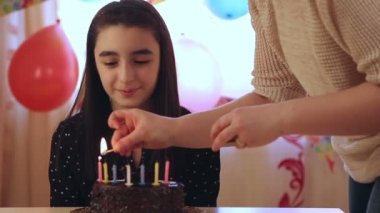 Genç kız doğum günü pastası mumlar üfleme
