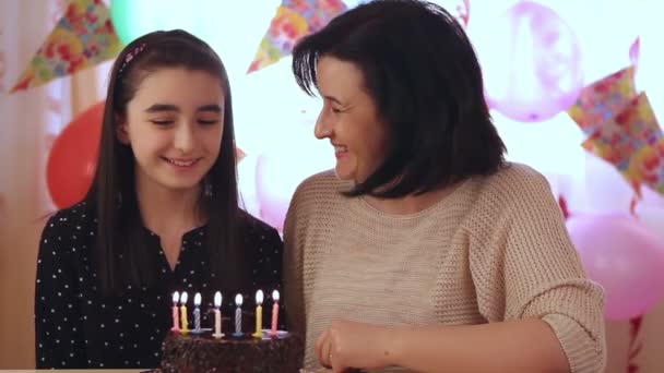 Μητέρα και κόρη με την τούρτα γενεθλίων — Αρχείο Βίντεο