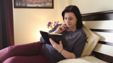 Hıristiyan kadın İncil okuma