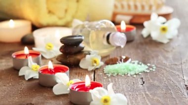 Spa natürmort masaj yağı, havlu, kayalar ve çiçekler