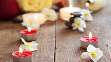 Spa natürmort masaj yağı, havlu, kayalar ve çiçekler
