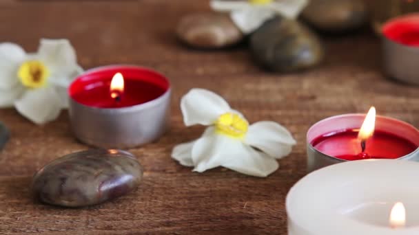 Primo piano della macchia di sale spa, olio per massaggi e candele — Video Stock