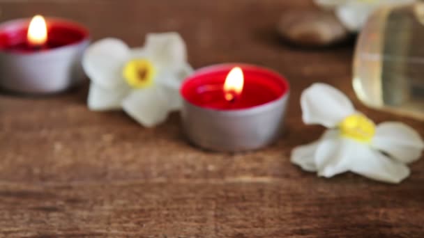 Spa nature morte de roches, sel de bain, huile de massage et fleurs 