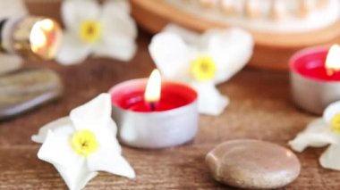 Spa natürmort kayalar, banyo tuzu, Masaj yağı ve çiçekler