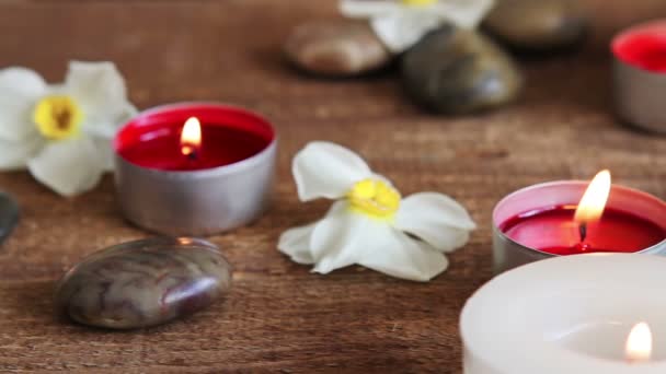 Nahaufnahme von Wellness-Salz-Peeling, Massageöl und Kerzen — Stockvideo