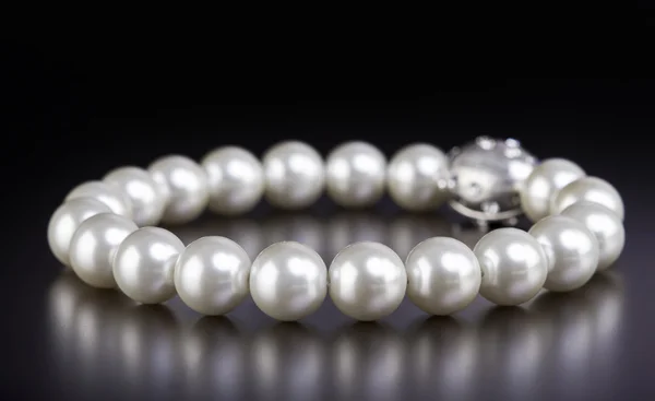 Collier perles blanches sur noir — Photo