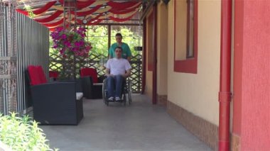 Tekerlekli sandalyede erkek hasta ile yürüme hemşire