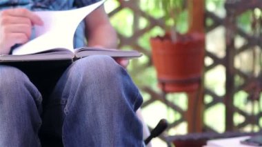 Genç adam tekerlekli sandalye okuma