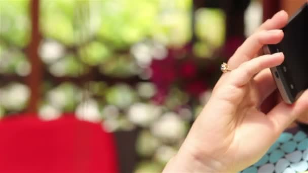 Mujer sonriente hablando en el teléfono inteligente al aire libre primer plano — Vídeo de stock