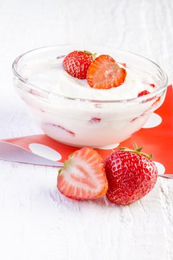ahşap üzerinde çilek ile taze organik yoğurt
