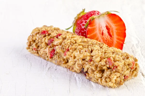 Barras de muesli con fresa fresca en madera blanca — Foto de Stock