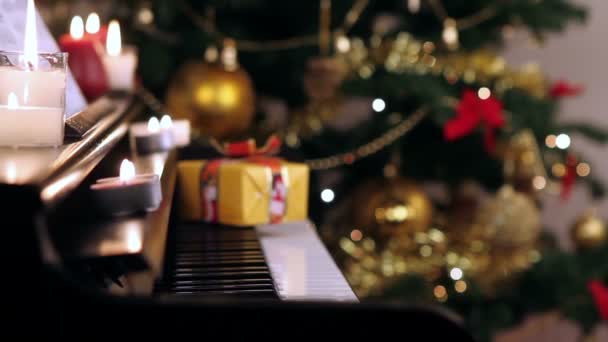 Julklapp på piano — Stockvideo