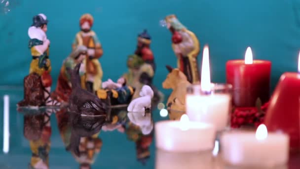 Vánoční Betlém se svíčkami na zelené — Stock video