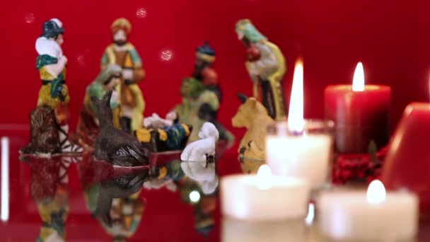 Рождественская сцена со свечами на красном — стоковое видео