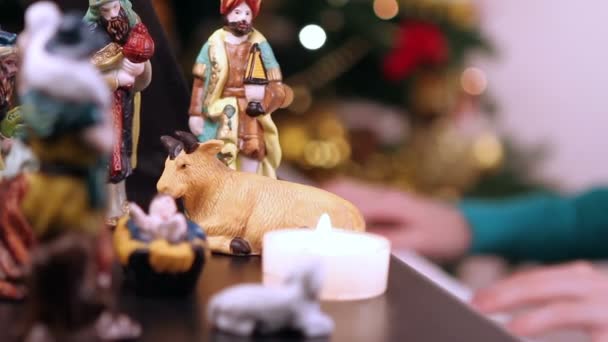 Fille mains jouer du piano assis près de l'arbre de Noël 