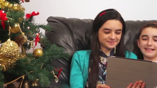 Meninas felizes falando online perto da árvore de Natal — Vídeo de Stock