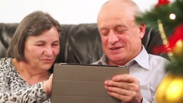 Coppia anziana utilizzando tablet digitale a Natale — Video Stock