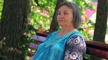 Bankta oturan yaşlı kadın