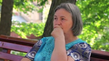 Yalnız depresif kadın kıdemli