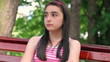 Kameraya bakarak üzgün çocuk kız