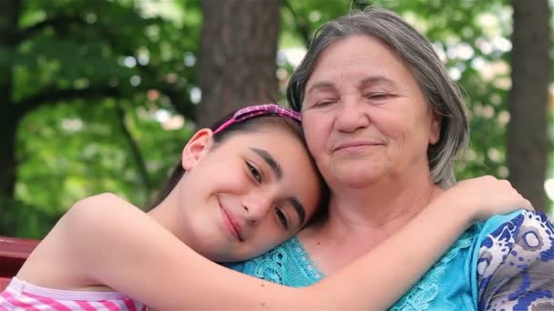 Nieta y abuela sonriendo a la cámara — Vídeos de Stock