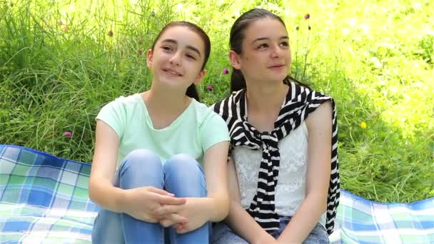 Gelukkig meisjes genieten van natuur — Stockvideo