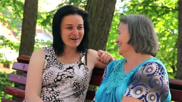 Madre con su hija en el parque — Vídeo de stock