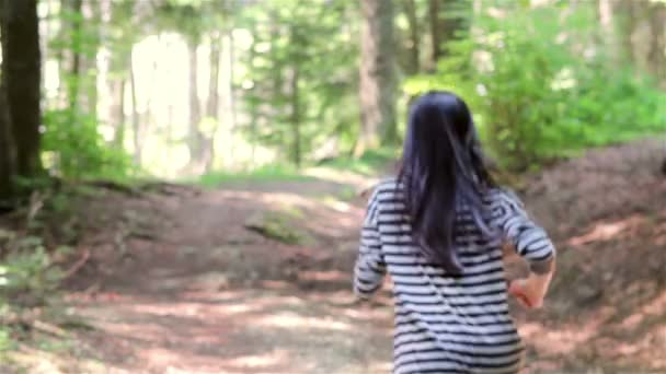 Adolescente effrayée courant dans la forêt — Video