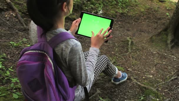 Tienermeisje tablet pc gebruikt met groen scherm — Stockvideo