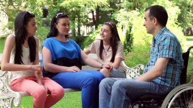 Genç adamla parkta aile tekerlekli sandalyeye mahkum