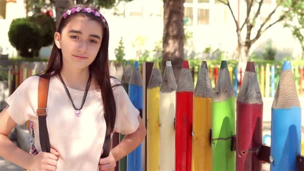 Genç kız öğrenci okula geri — Stok video