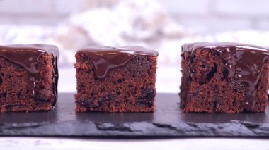Taze pişmiş çikolatalı kekin pürüzsüz resmi. Zengin doku, çikolata jöleli ve tatlının iştah açıcı ayrıntıları. Mutfak projeleri, yemek reklamları, fırın reklamları, yemek tarifi videoları ve yüksek kalitede gıda içeriği için ideal. 4k