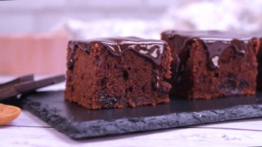 Lezzetli çikolatalı browni tatlısını çatalla nazikçe keser. Nemli doku, zengin çikolata ayrıntıları ve iştah açıcı sunum bu klibi mutfak projeleri, yemek blogları, yemek tarifleri videoları, restoran promosyonları ve tatlı reklamları için mükemmel hale getiriyor. 4k