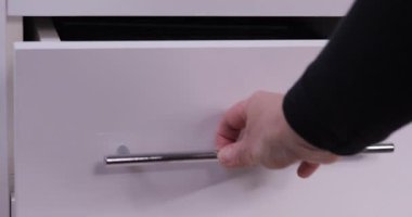 Mutfak çekmecesini açıp manuel narenciye sıkacağı çıkarırken. Mutfak organizasyonu, çatal bıçak ve günlük aşçılık rutini..