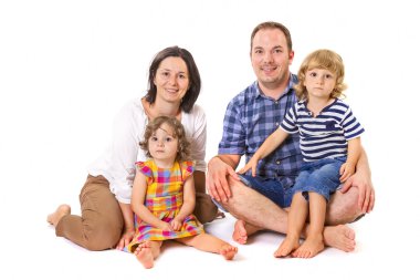 Dört gülümseyen mutlu aile