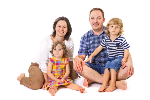 Dört gülümseyen mutlu aile