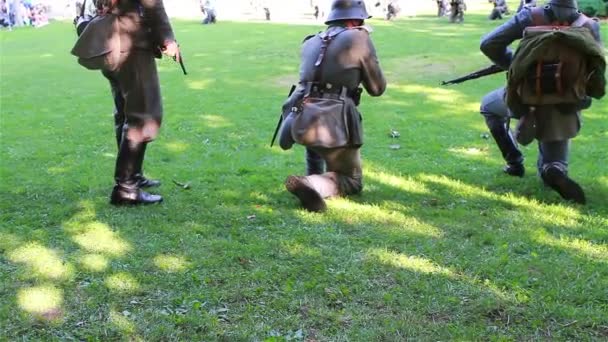 Demonstration einer Schlacht zwischen zwei Armeen — Stockvideo