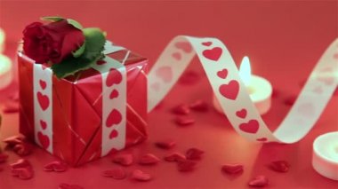 Gül ve Hediyelik mum ışığı, çikolatalı kek