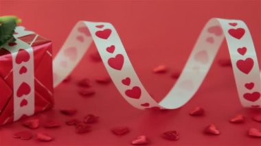 Kırmızı gül ve Sevgililer günü için çikolata şekerleme