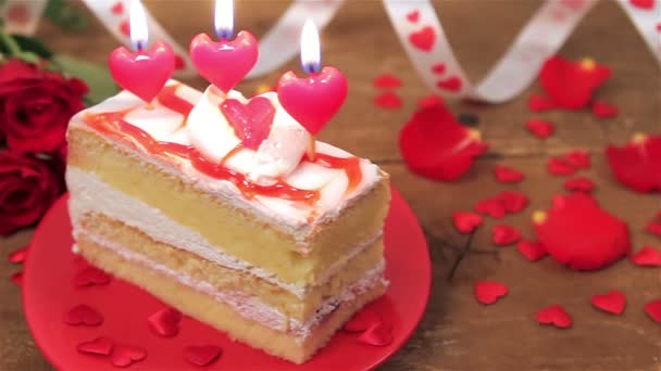 Ingerichte cake met kaarsen en rozen voor Valentijnsdag — Stockvideo