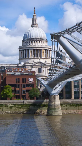 St. Paul's Cathedral och Millenium Foodbridge, London, England, — Stockfoto