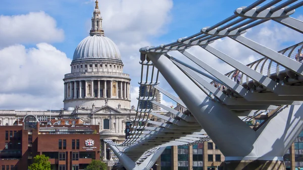 St. Paul's Cathedral and Millenium Foodbridge, London, England, — Stock Photo, Image
