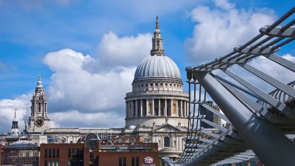 St. Paul's Cathedral and Millenium Foodbridge, London, England, — Stock Photo, Image