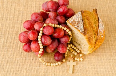 İlk Kutsal Komünyon kompozisyonu bej çuval kumaş arka planda.