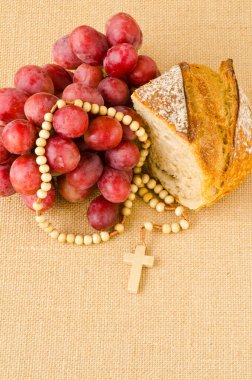 İlk Kutsal Komünyon kompozisyonu bej çuval kumaş arka planda.