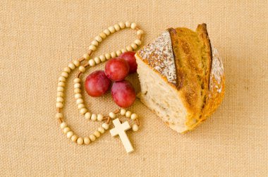 İlk Kutsal Komünyon kompozisyonu bej çuval kumaş arka planda.